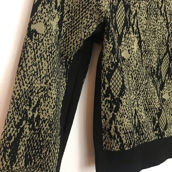 Athletic Green Black Long Sleeve Fitted Crew Neck Crop Top - Picture 5 of 12